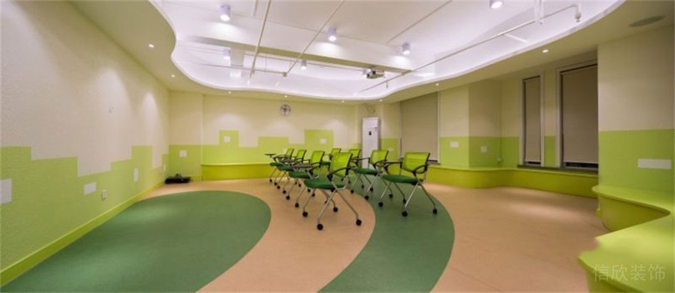 培訓(xùn)班裝修綠色和黃色的地板膠拼花效果圖