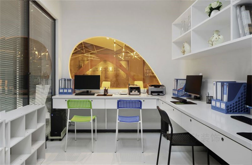 深圳市寶安區(qū)西鄉(xiāng)后視覺設(shè)計培訓(xùn)機構(gòu)內(nèi)部辦公區(qū)