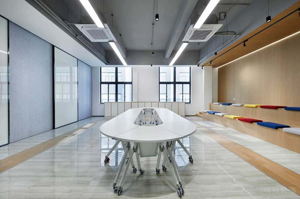 寶安區(qū)朗峻廣場(chǎng)現(xiàn)代簡(jiǎn)約風(fēng)格辦公室裝修設(shè)計(jì)階梯式工作交流區(qū)