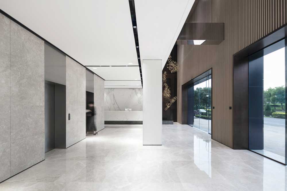 大鵬新區(qū)鑫園廣場現(xiàn)代風(fēng)格辦公室裝修大堂電梯廳