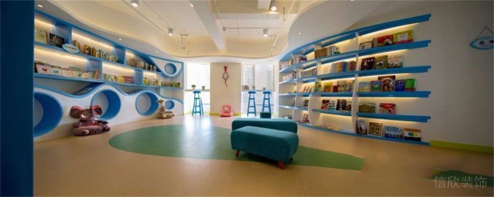 培訓(xùn)班裝修綠色的地板膠和藍(lán)色的沙發(fā)