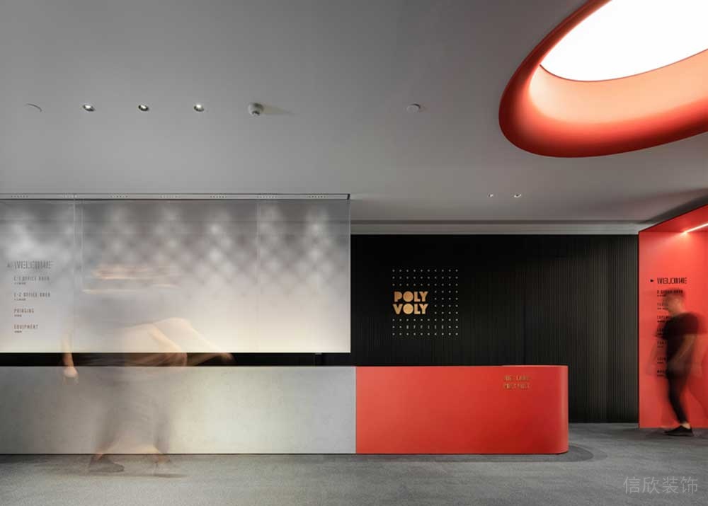 紅色辦公室裝修效果圖天花鏤空?qǐng)A角設(shè)計(jì)金屬現(xiàn)代工業(yè)風(fēng)地板過道。