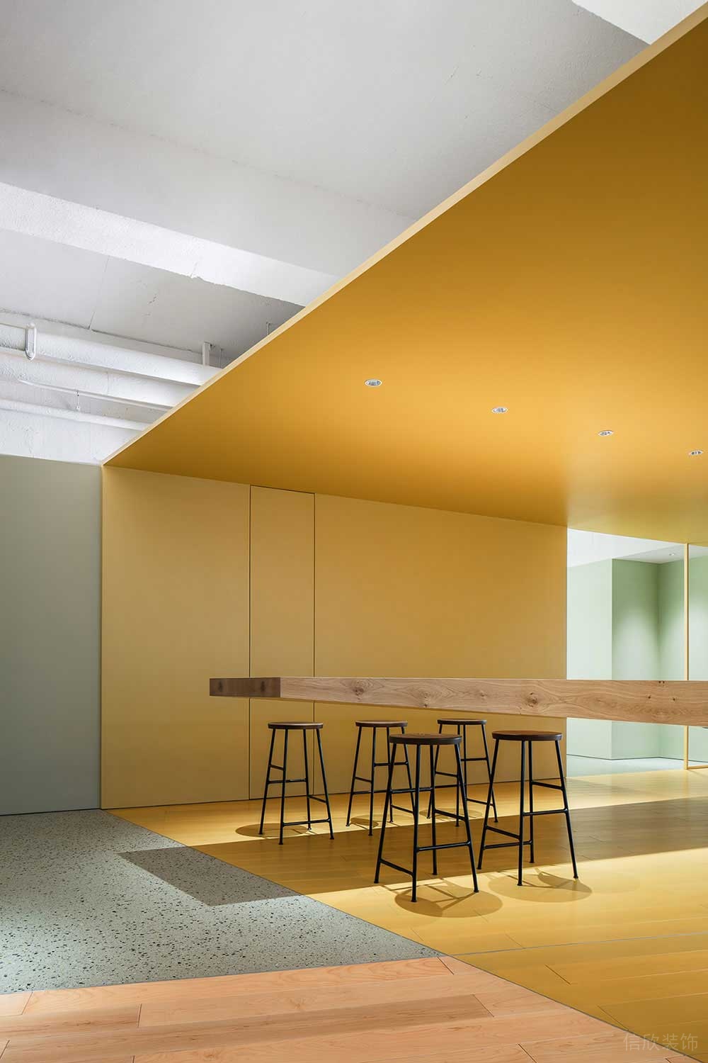 北歐工業(yè)風(fēng)辦公室項(xiàng)目吧臺(tái)休閑區(qū)裝修圖