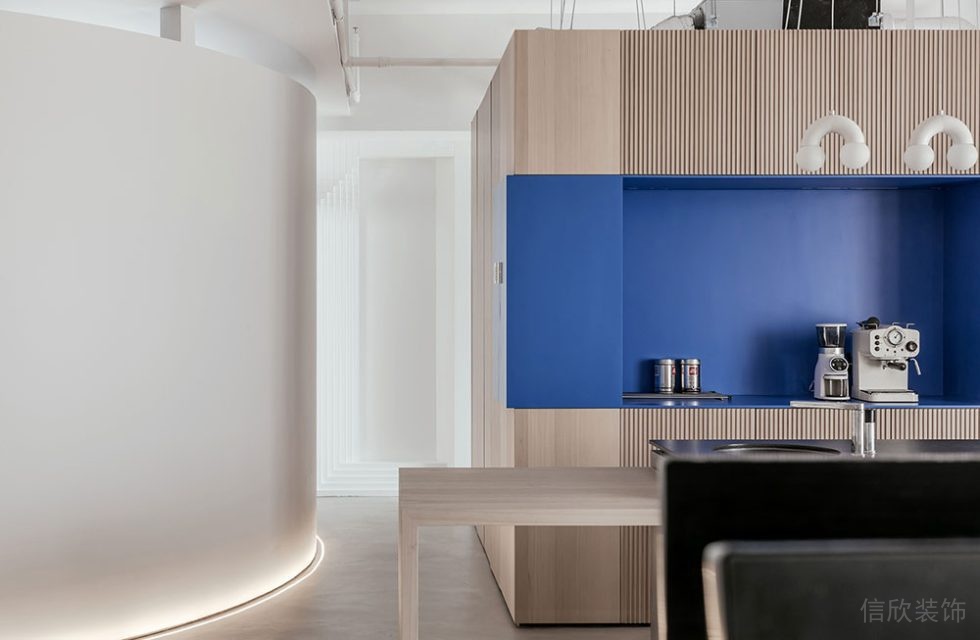 現(xiàn)代北歐風(fēng)商務(wù)辦公場所茶水休閑區(qū)裝修圖