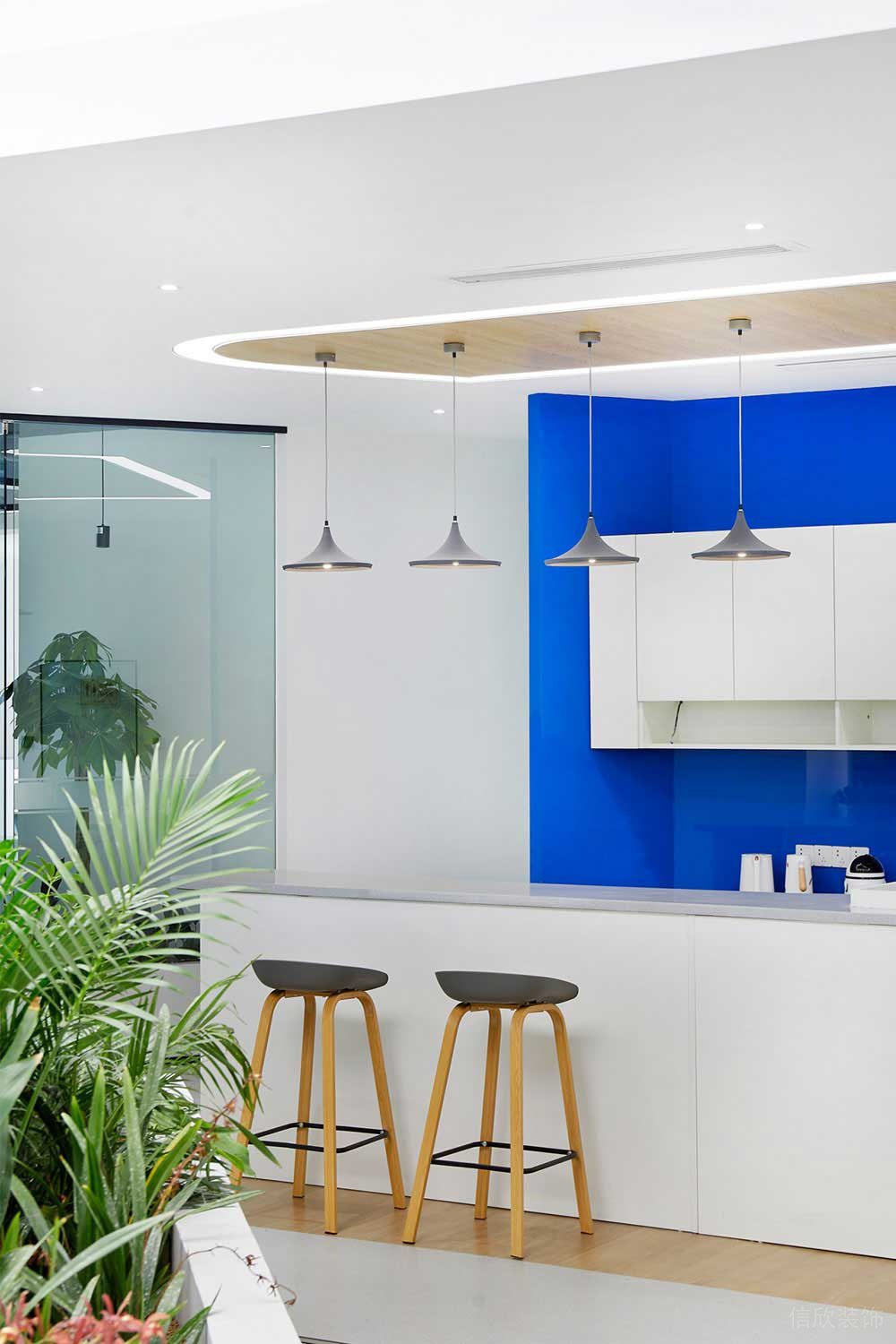 現(xiàn)代北歐風(fēng)商務(wù)辦公空間吧臺(tái)休閑區(qū)裝修圖