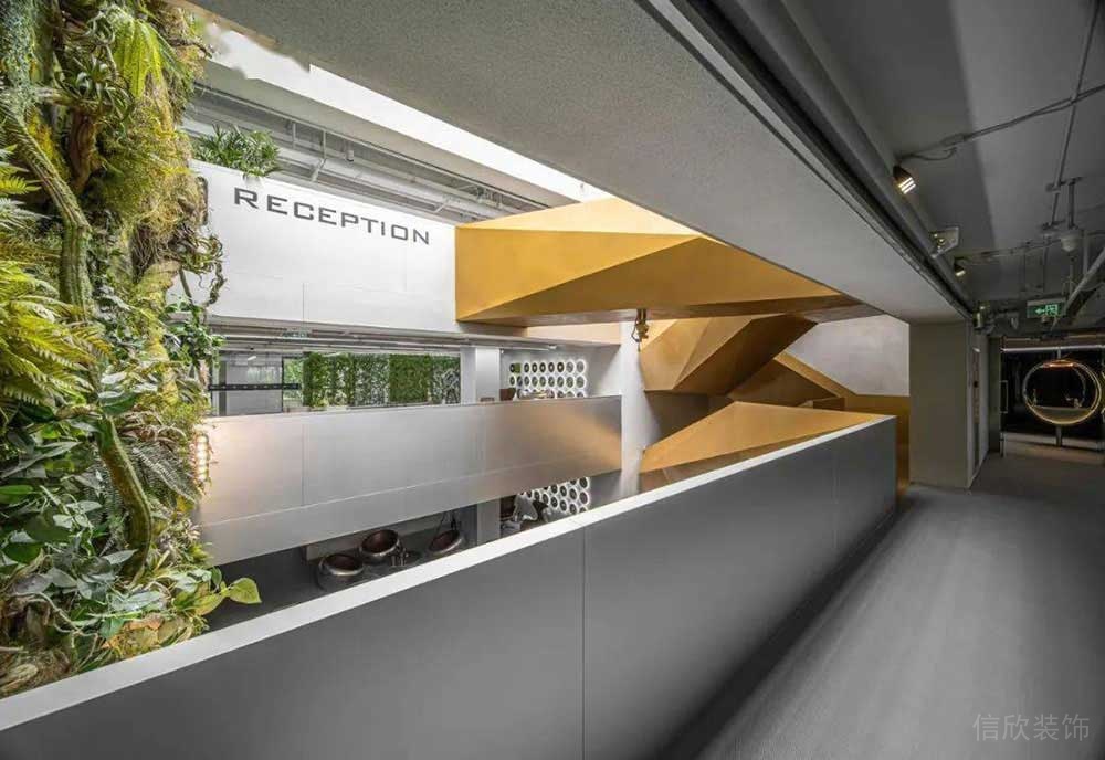 現(xiàn)代工業(yè)風商務辦公空間樓層過廊裝修圖