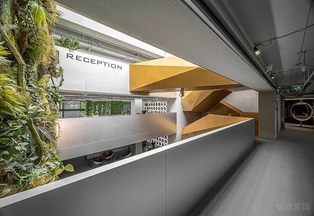 現(xiàn)代工業(yè)風商務辦公空間連廊裝修圖