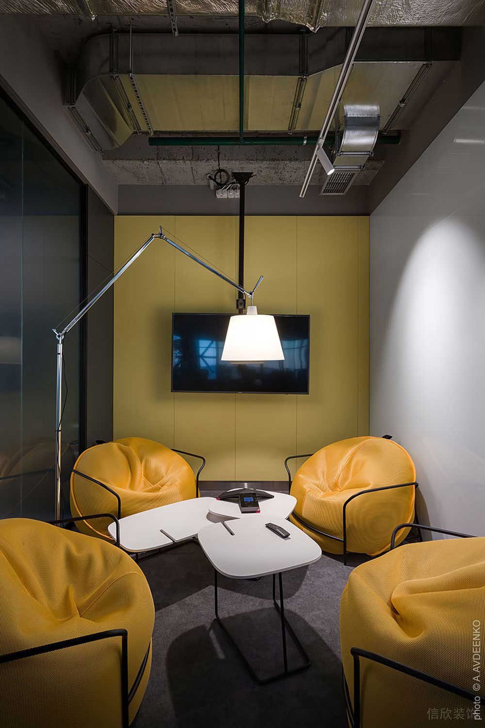 現(xiàn)代工業(yè)風商務辦公空間洽談室裝修圖
