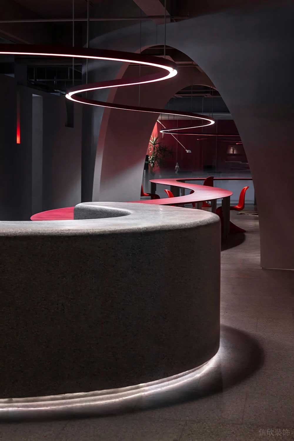 現(xiàn)代工業(yè)風商務辦公室弧形吧臺工作區(qū)裝修圖