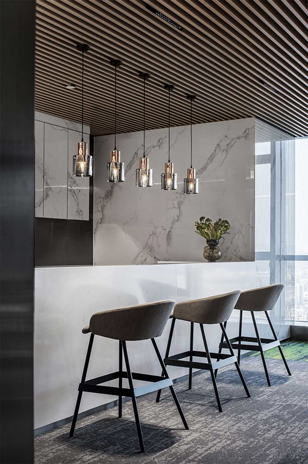 現代簡約風辦公場所案例吧臺休息區設計裝修圖