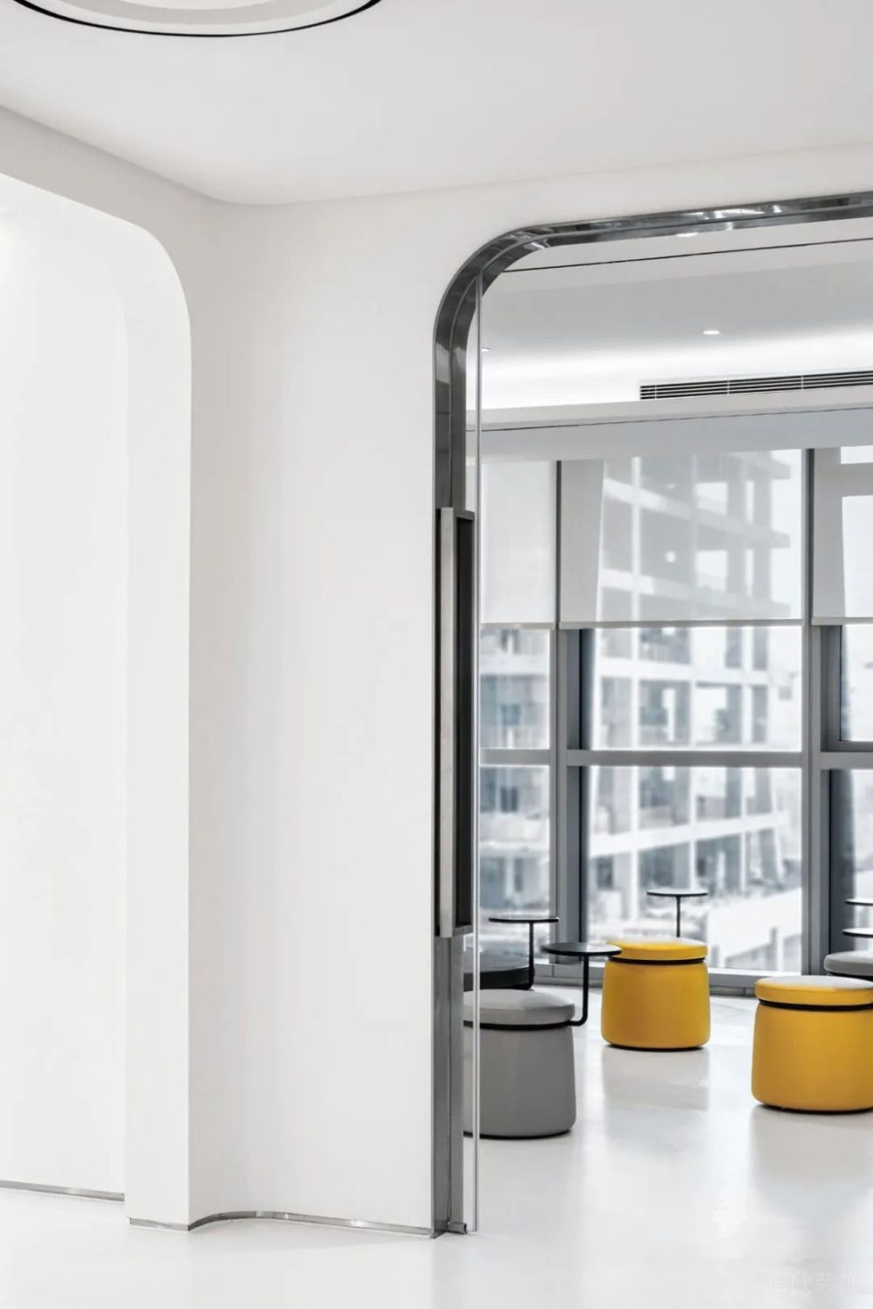 現(xiàn)代簡約風(fēng)格公共辦公室過廊空間裝修圖