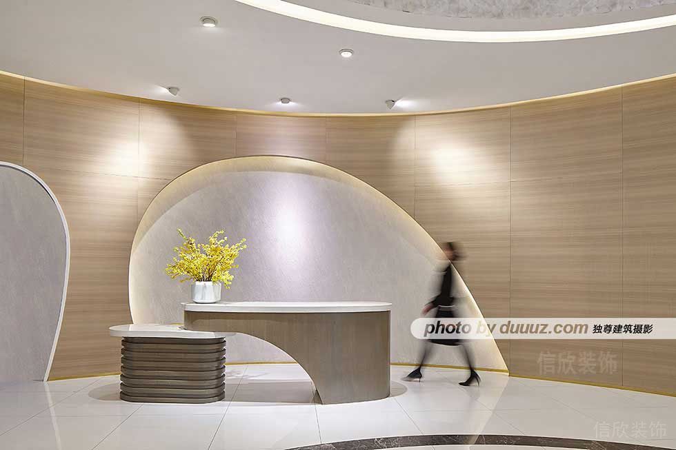 實(shí)木裝修前臺區(qū)辦公室過道效果圖弧線創(chuàng)意設(shè)計(jì)大理石地板