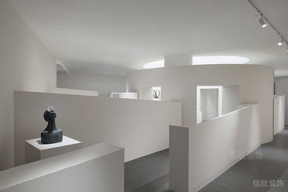 辦公室純白極簡風裝修現(xiàn)代工作室斜坡直線走廊效果圖