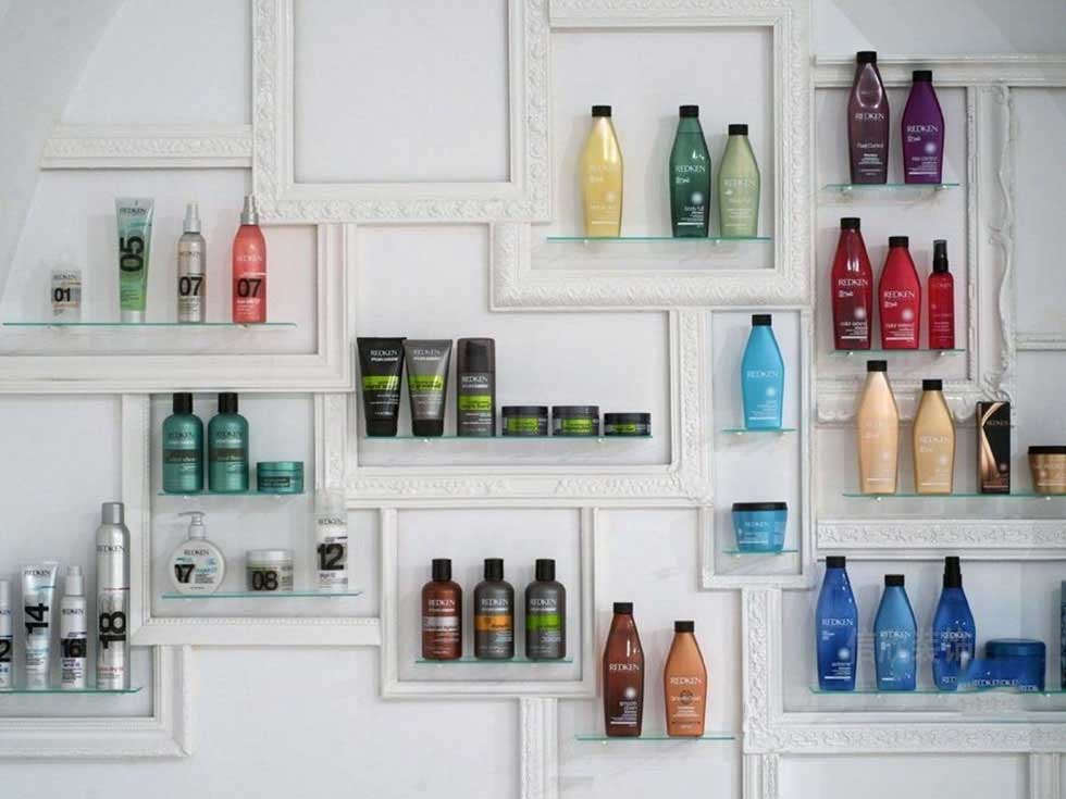 白色的美發店背景墻裝修設計