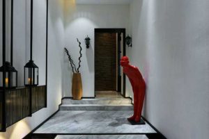 大理石地板階梯過道休息區金屬黑色墻體效果圖玄關大門裝修