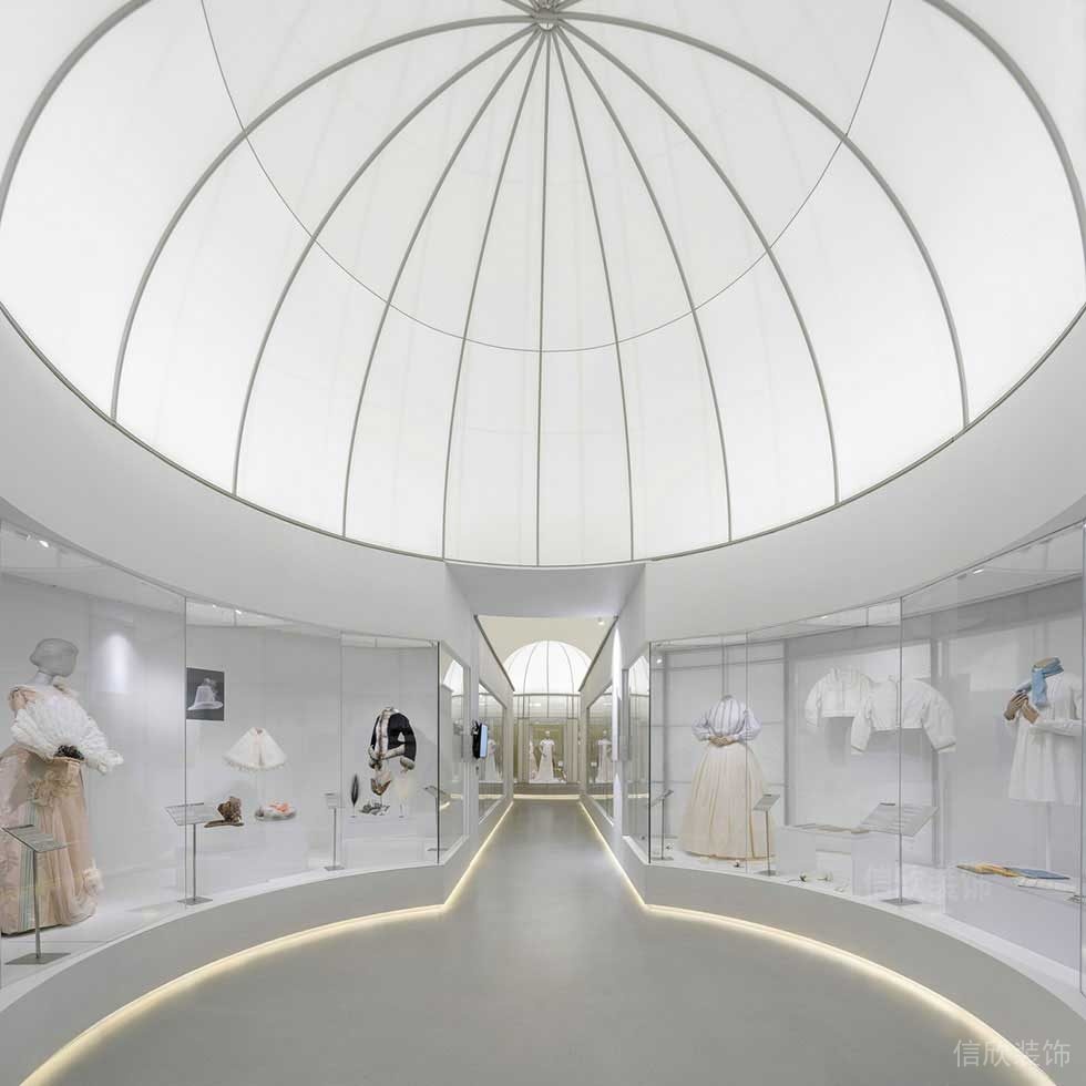 櫥窗展柜玻璃弧線效果圖燈飾環(huán)繞設計古典風裝修店鋪