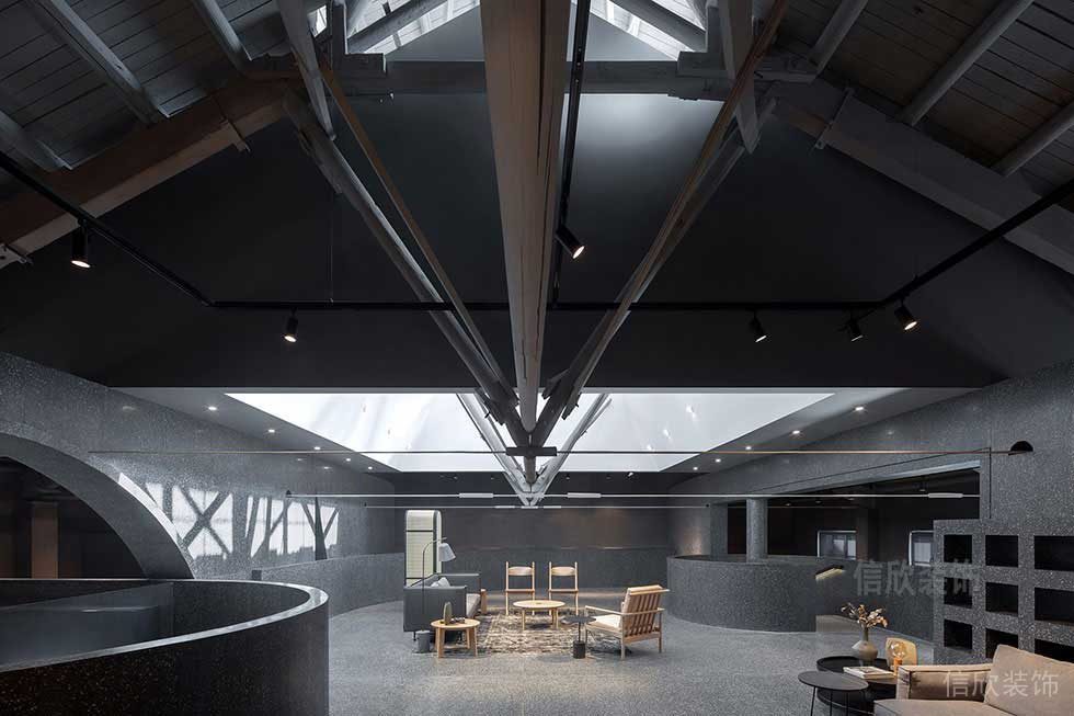 暗色現代辦公室水磨石地板三角形天花創意屋檐設計圖