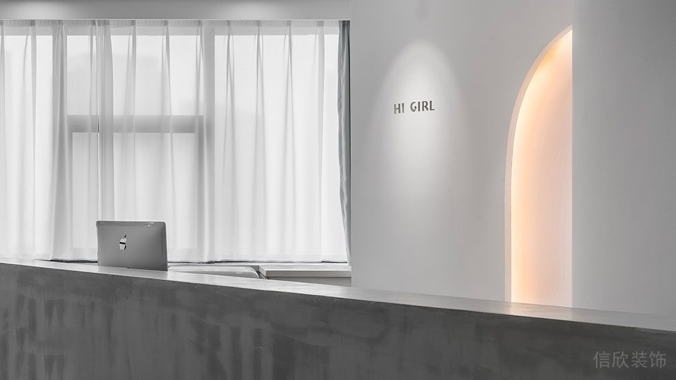 前臺區(qū)工業(yè)風(fēng)墻體設(shè)計(jì)遮光窗簾底玻璃效果圖工作室裝修圖