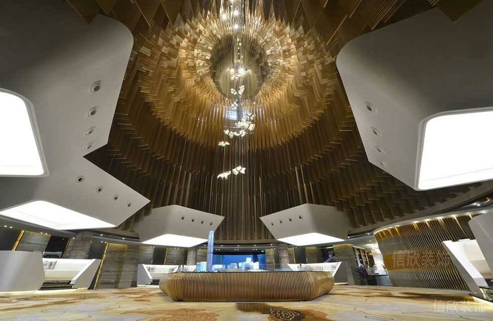 水晶天花吊頂放射性宏偉視覺效果前臺區域店鋪大堂裝修效果花卉地毯