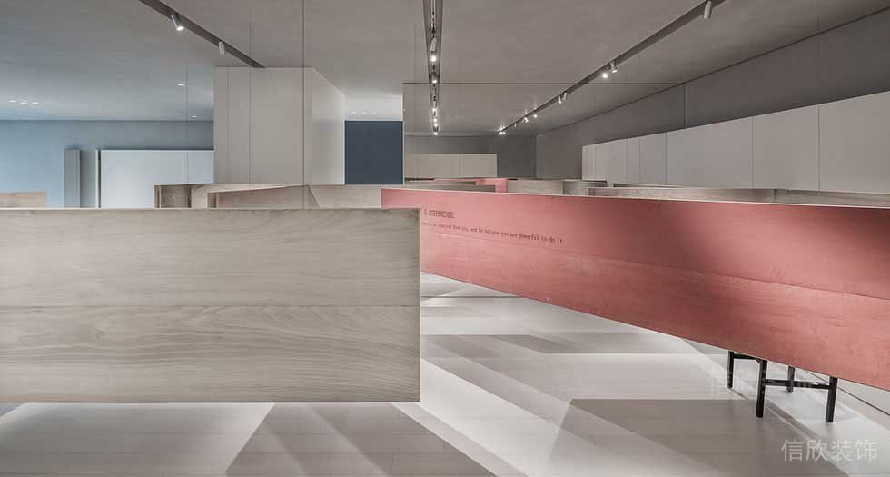 工作室木質(zhì)地板裝修效果圖半墻紅色設計圖