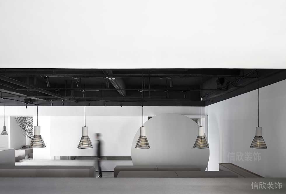 天花吊頂工業(yè)風辦公室休息區(qū)皮革沙發(fā)效果