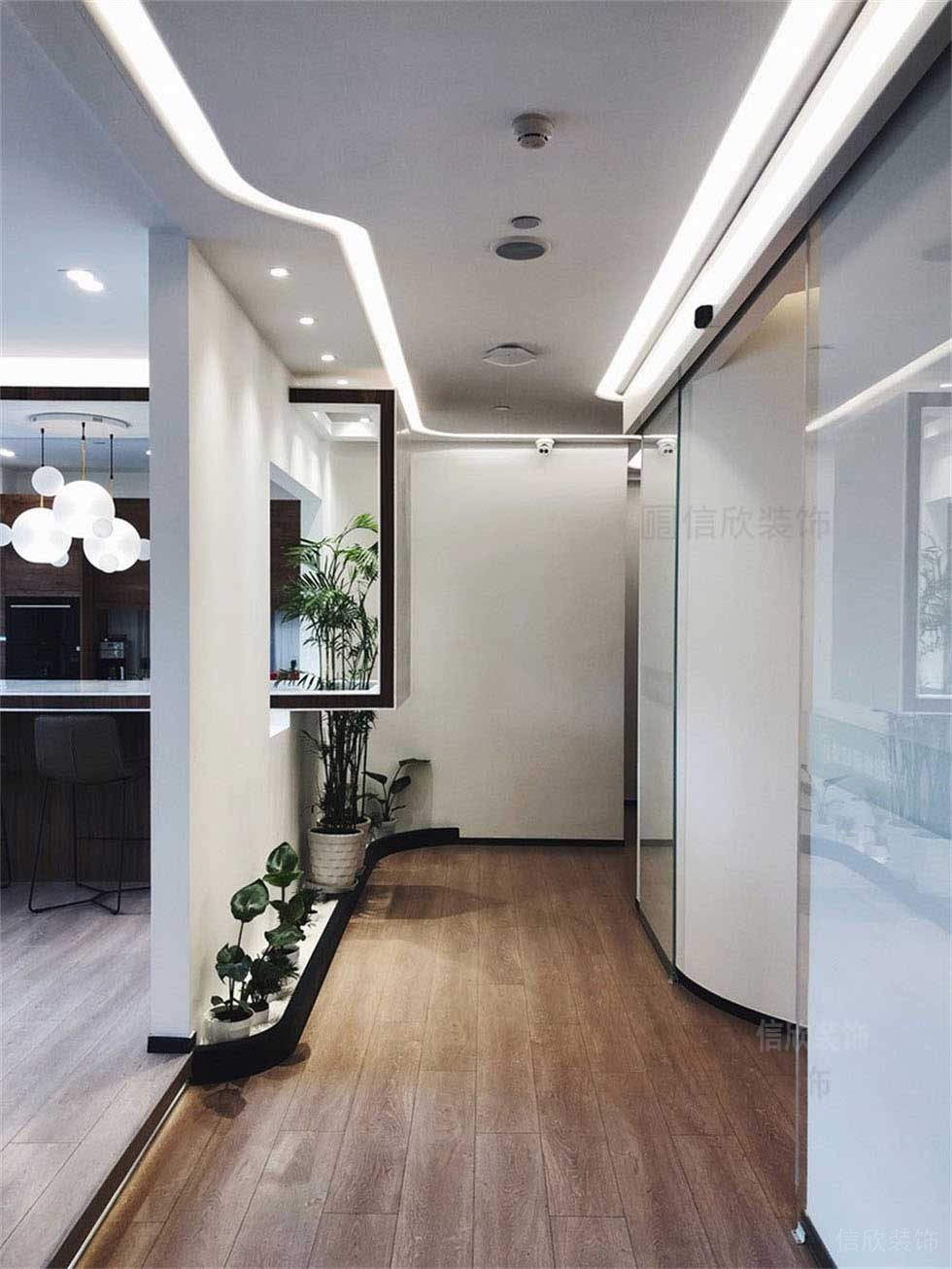 辦公室過道木質(zhì)地板天花燈帶創(chuàng)意設(shè)計(jì)黑色金屬邊框效果圖