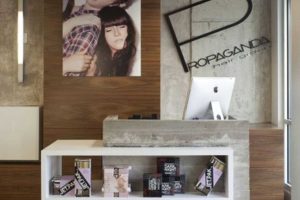 理發店裝修發型設計店鋪大理石木質墻體效果圖前臺區收銀處裝修環形設計