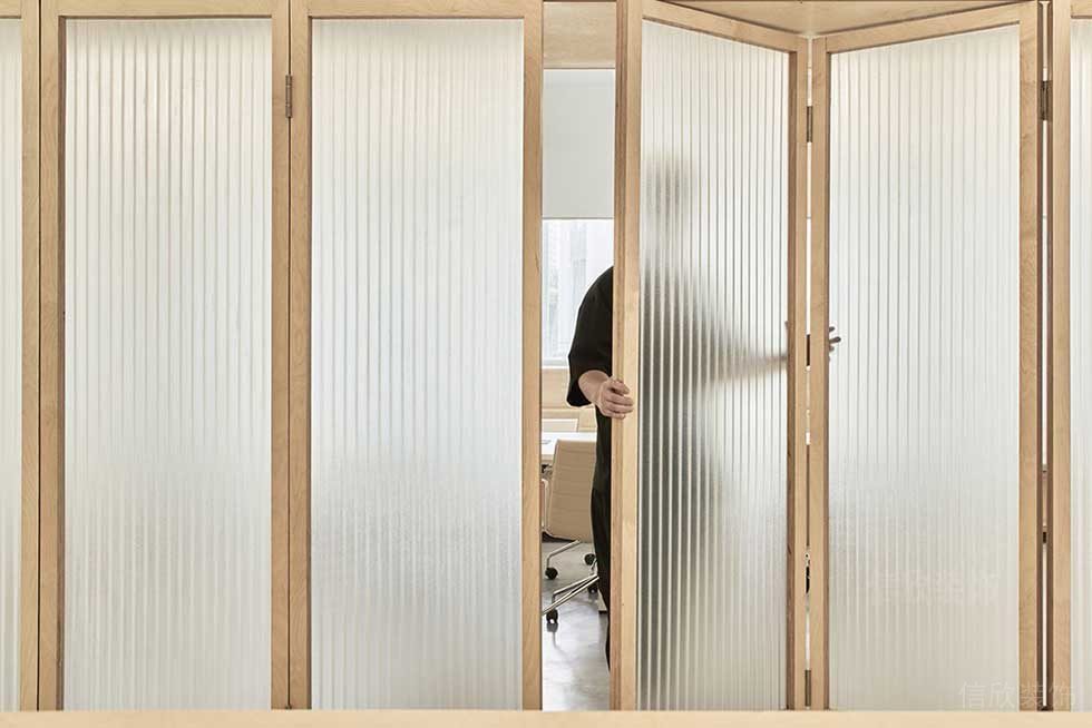 現(xiàn)代北歐風(fēng)辦公空間會議室折疊式玻璃門效果圖
