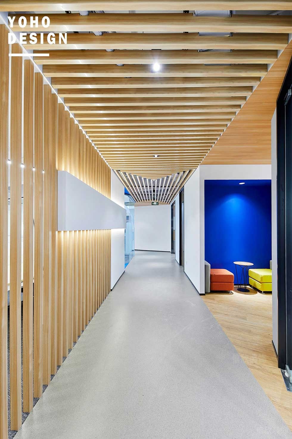 現(xiàn)代北歐風(fēng)辦公室木條格柵藝術(shù)走廊裝修圖