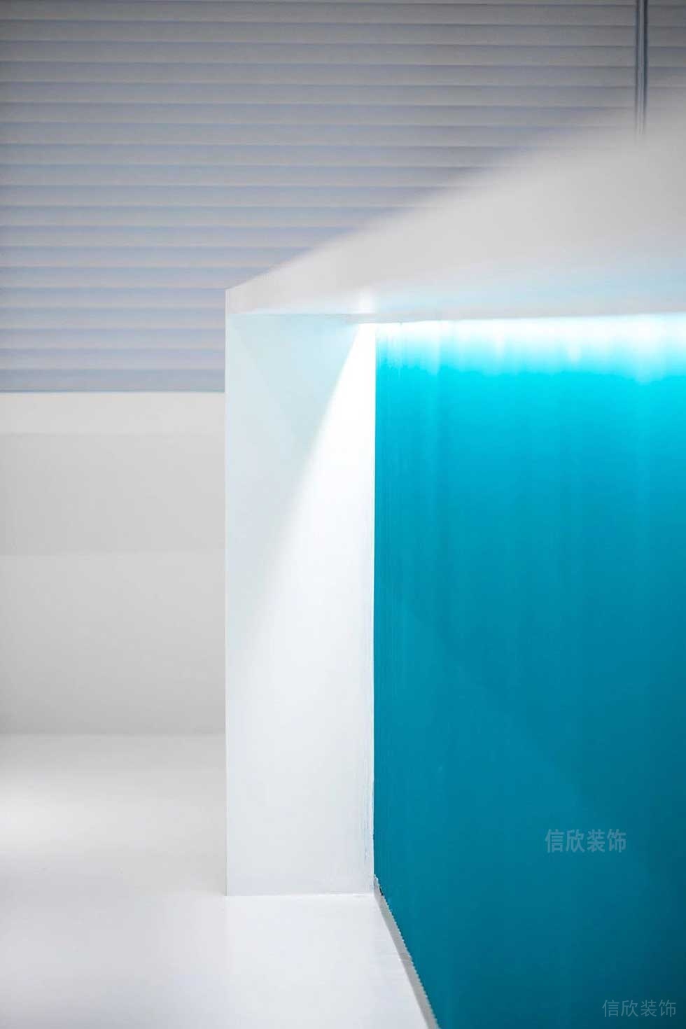 現(xiàn)代簡約風(fēng)格辦公室前臺暗藏?zé)艄庑Ч麍D