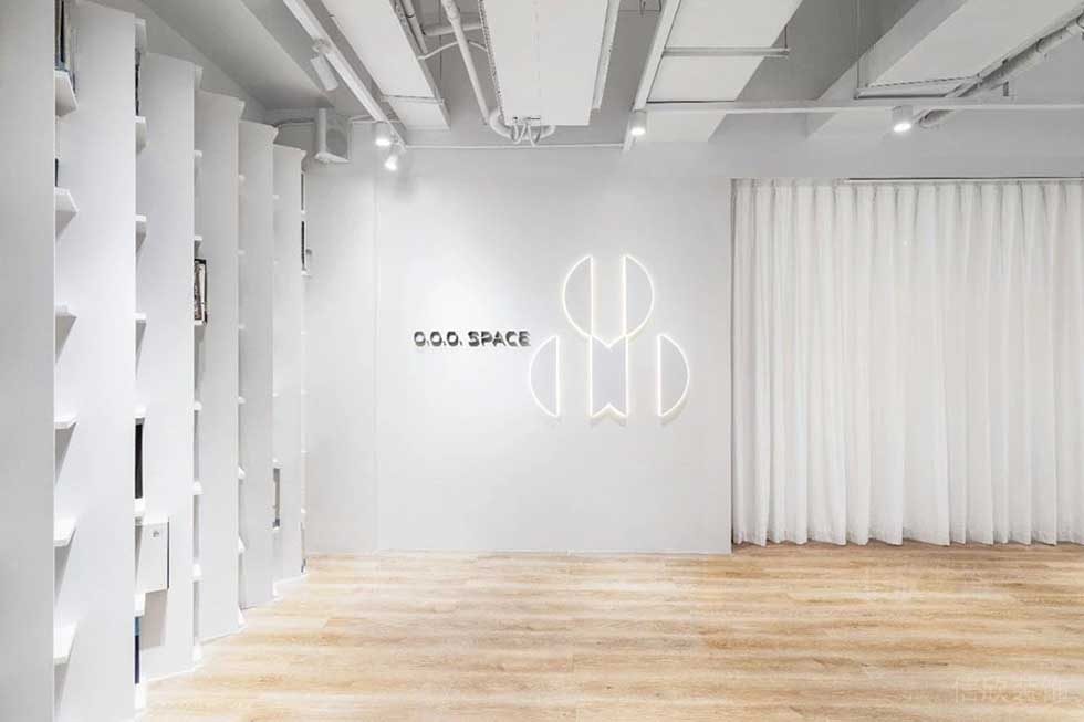 現(xiàn)代簡約風格辦公室休閑區(qū)藝術背景墻裝修圖