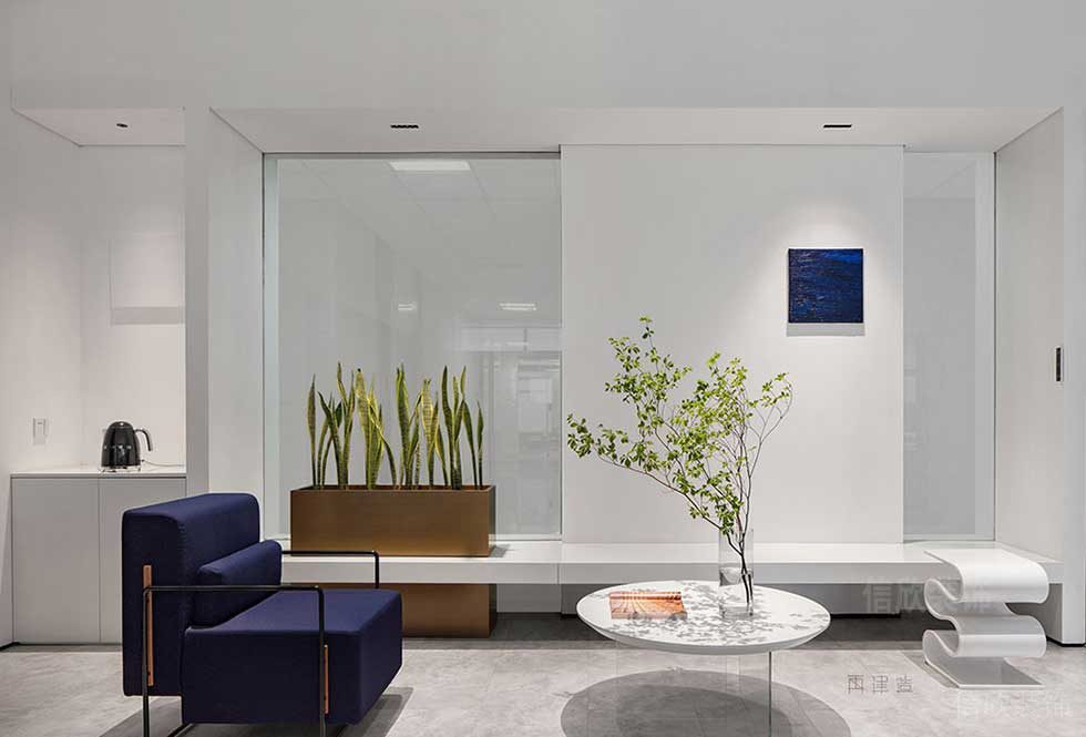 現(xiàn)代簡(jiǎn)約風(fēng)格辦公室裝修案例接待洽談室效果圖