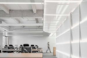 現(xiàn)代簡約風格寫字樓裝修工程辦公區(qū)過道效果圖