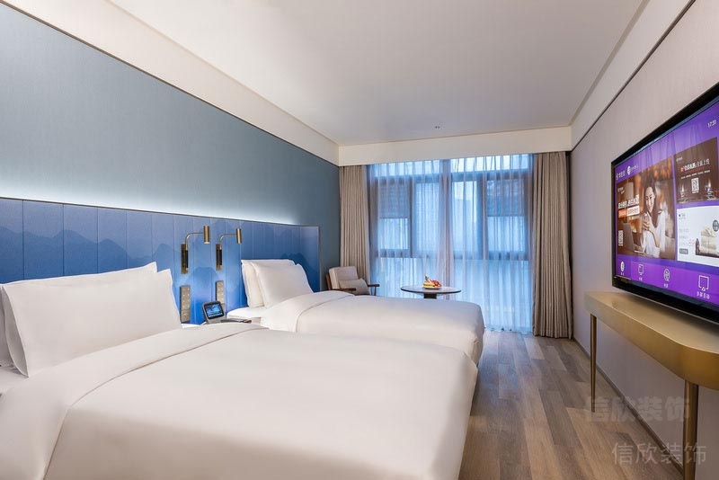 酒店套房雙人床裝修效果圖親子房木質地板皮革軟包藍色設計圖