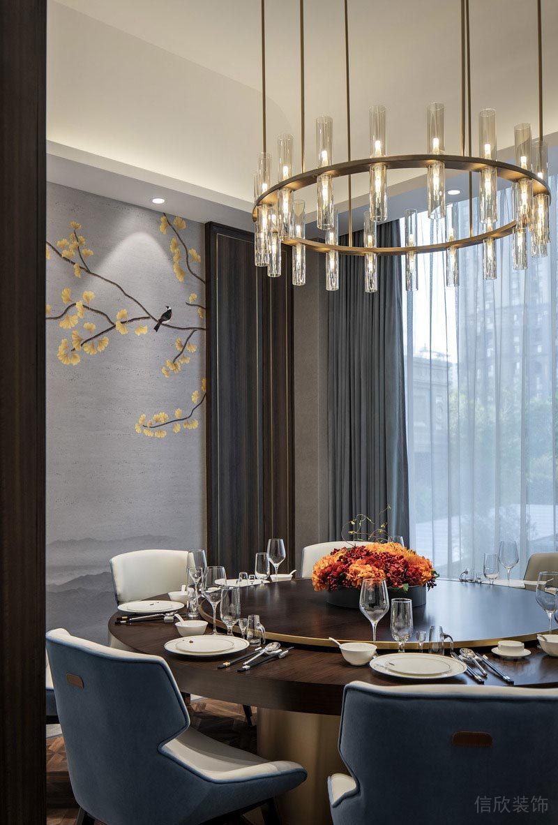 就餐區包廂木質旋轉圓桌水晶吊頂燈飾設計餐廳原木風效果圖