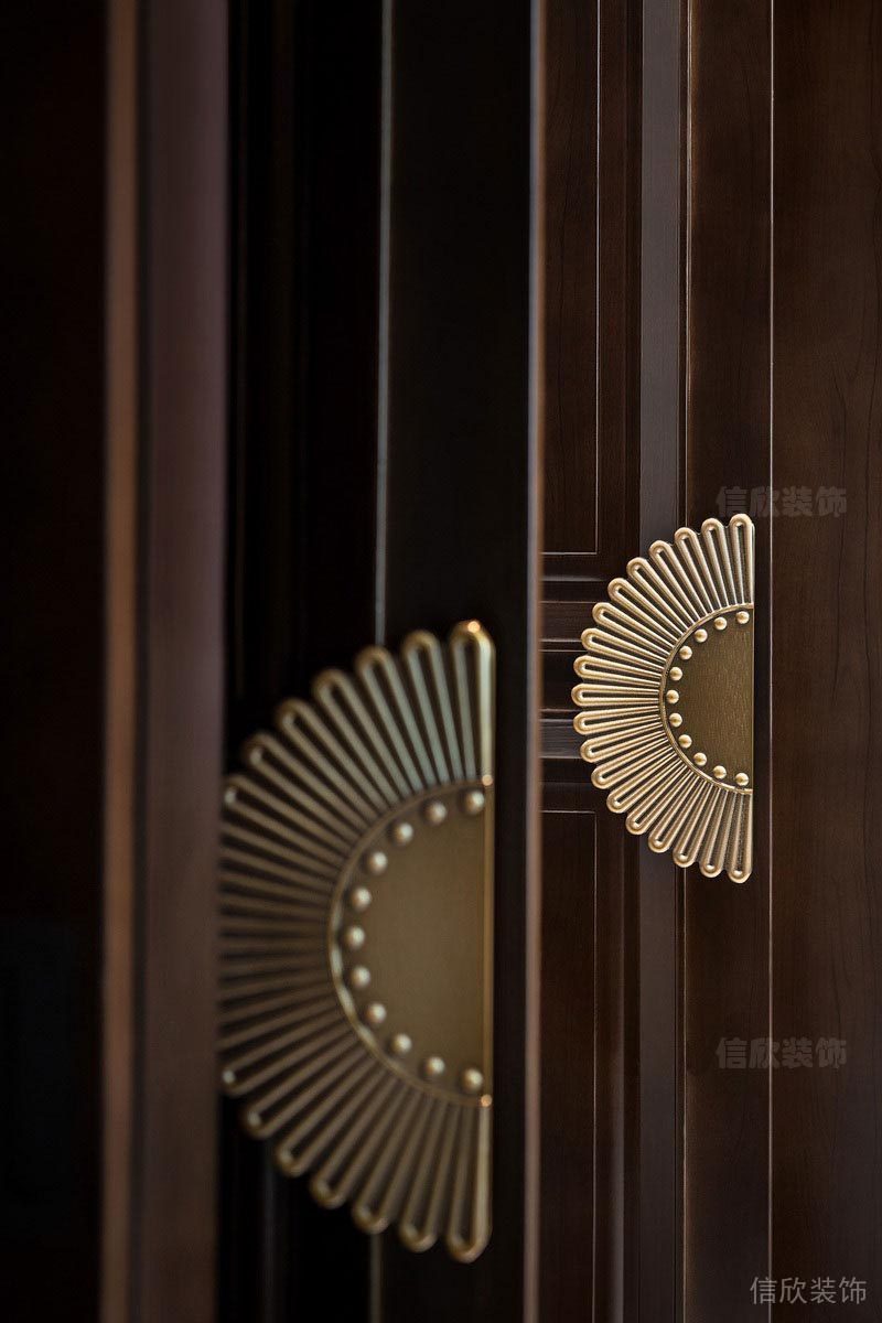 深圳龍崗餐飲店裝修圖商務(wù)包間木門拉手細節(jié)