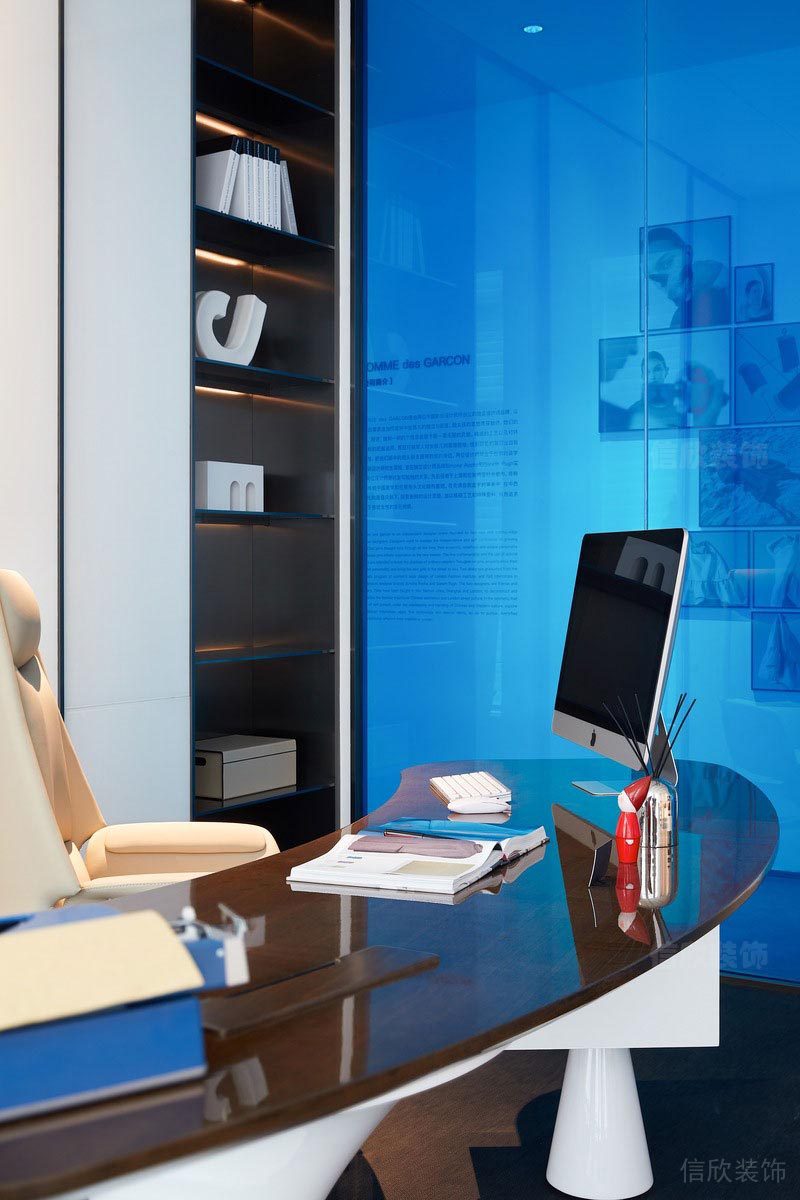 燈飾效果圖內嵌黑色墻柜效果圖弧線老板辦公室裝修總監工作區域設計