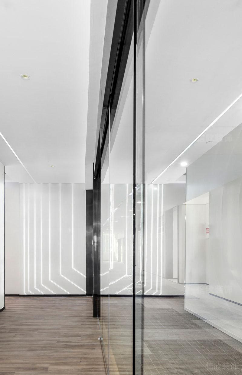 南山區(qū)世茂前海中心白色調(diào)辦公室裝修設(shè)計(jì)