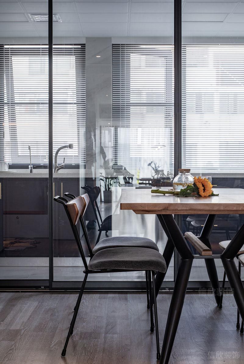 深圳市羅湖區(qū)筍崗中心萬(wàn)象華府北歐餐桌