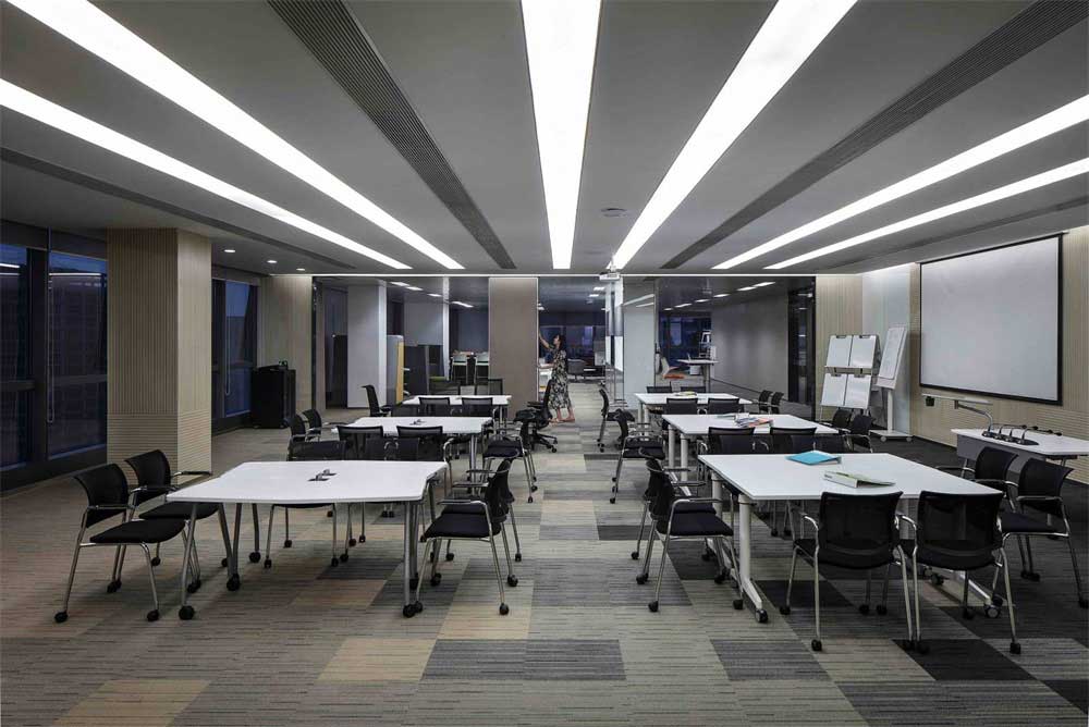 深圳福田500平方現(xiàn)代風格辦公室裝修多功能會議室軟膜燈組