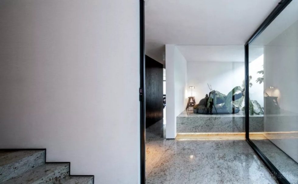 階梯石英大理石地板黑色金屬邊框玻璃隔斷效果中式風辦公室