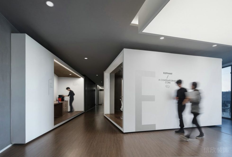 實(shí)木地板開放式地臺方形辦公室中央?yún)^(qū)域獨(dú)立空間洽談式茶水間裝修效果圖