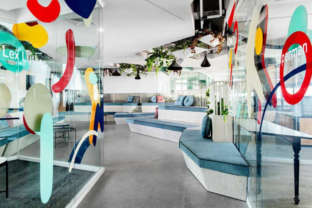 藍色系辦公區方形玻璃隔斷線條天花吊頂裝修設計