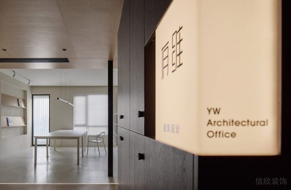 燈飾設(shè)計黑色字體效果圖墻體深色胡桃木裝修收納墻柜辦公室過道效果