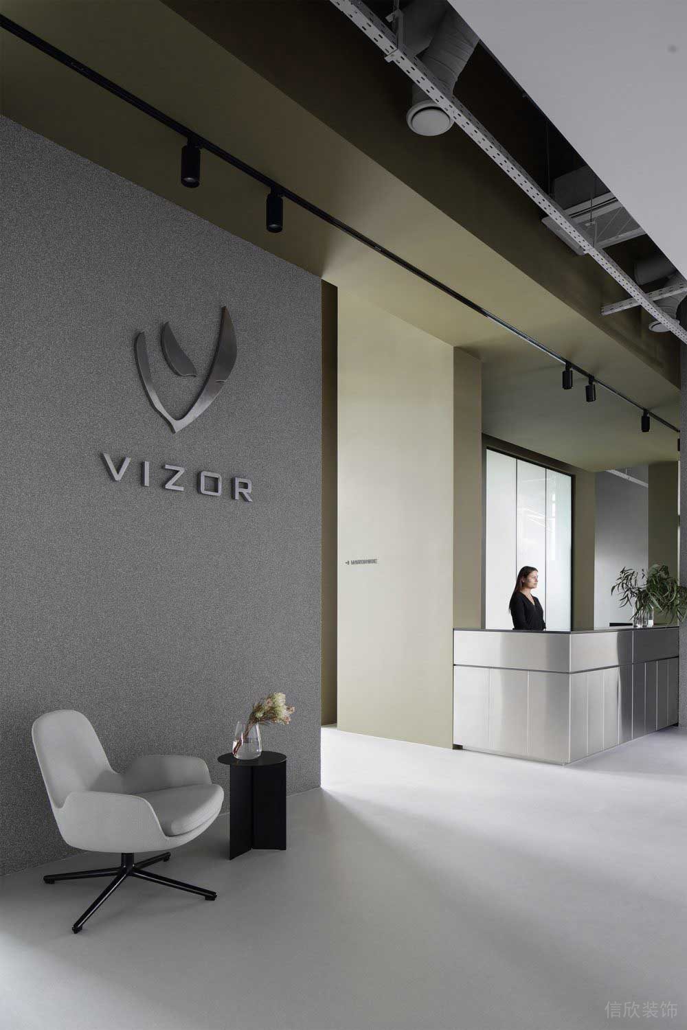 前臺接待區(qū)玻璃金屬墻布背景墻裝修設(shè)計(jì)