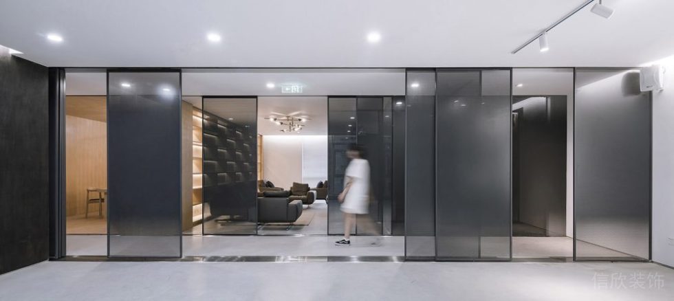 商務(wù)風(fēng)條紋黑色平推門裝修智能效果辦公室過道