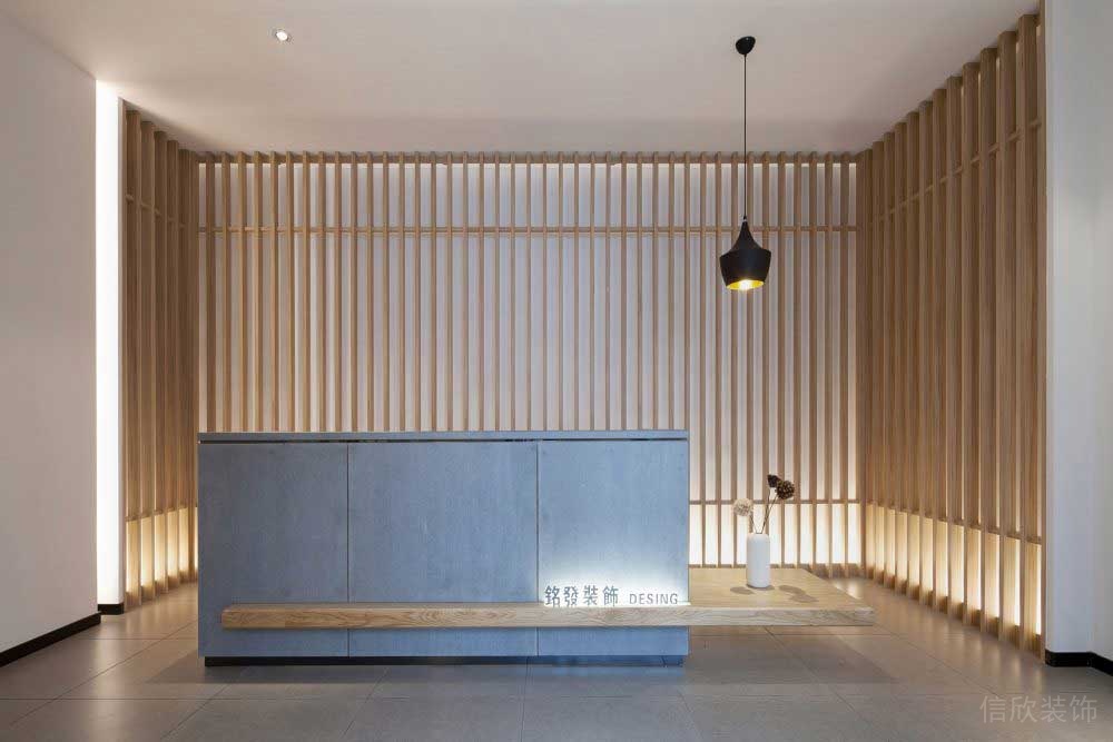 日式簡約前臺接待臺辦公室裝修鏤空墻體實(shí)木隔板簡約效果