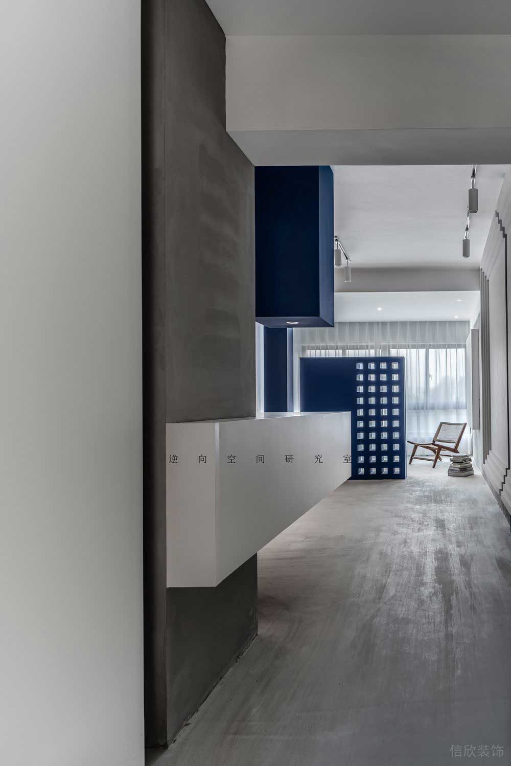 墻柱灰色設(shè)計內(nèi)嵌式直線工作桌白色效果圖鏤空墻體設(shè)計過道裝修辦公室