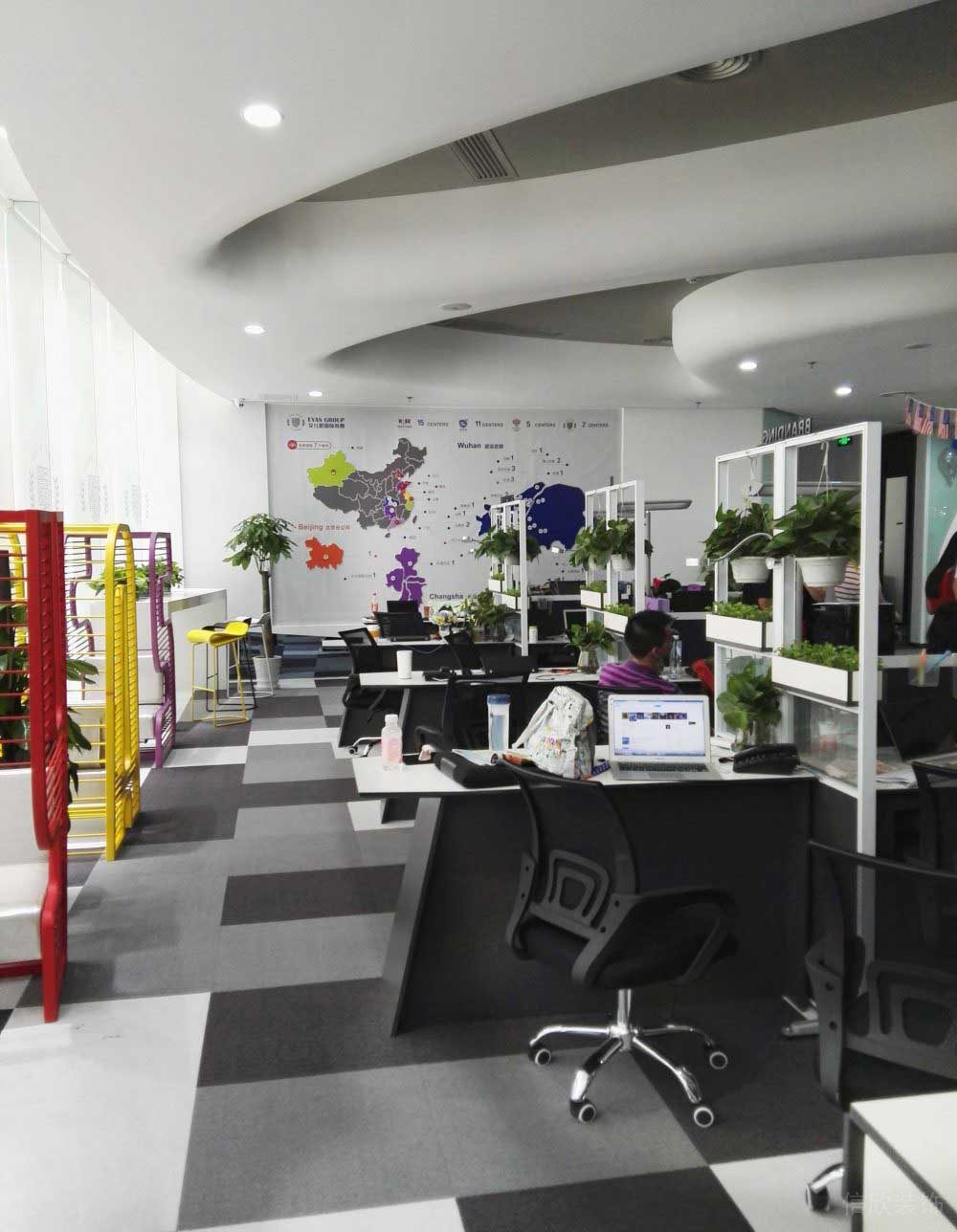 辦公室設計效果圖環形天花現代簡約風線條造型設計工位效果室內綠化效果圖