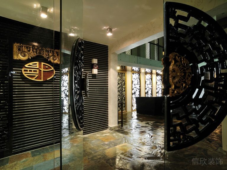 曼丹鏤空?qǐng)D騰木質(zhì)玻璃門裝修過道大廳裝修效果圖